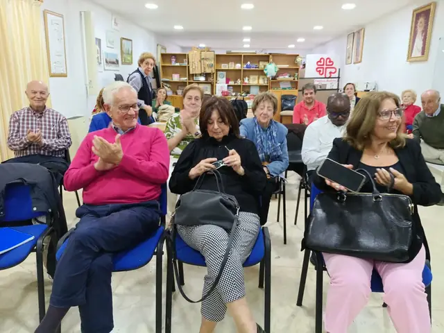 Socios aplaudiendo durante la asamblea