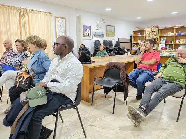 Asistentes siguiendo la asamblea