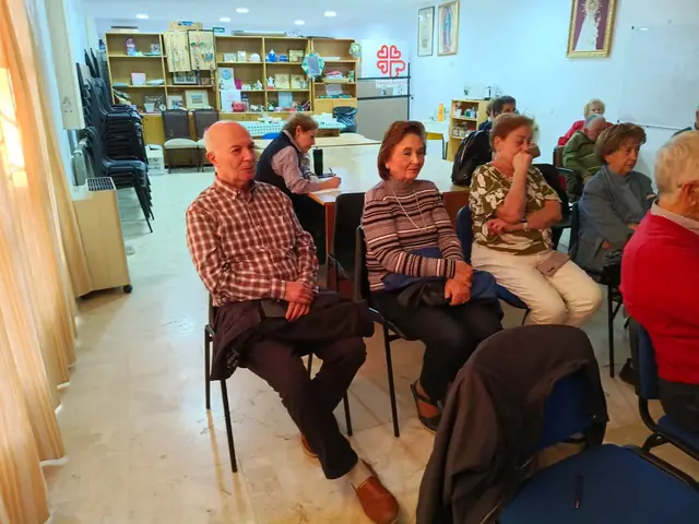 Socios en la sala de la parroquia