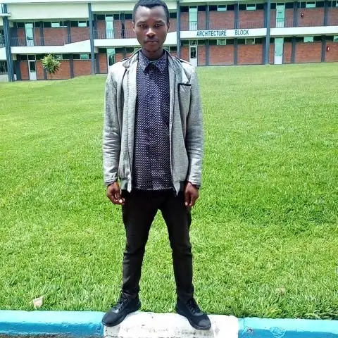 Samuel en el campus del INES-Ruhengeri