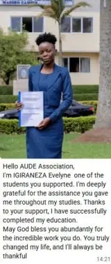 Evelyne con su título, junto a su mensaje de agradecimiento
