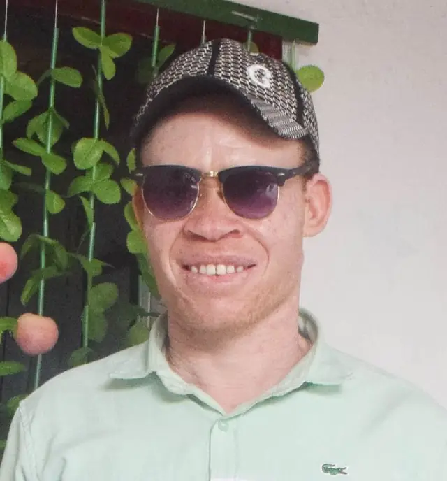 Charles Komezusenge, Estudiante becada/o