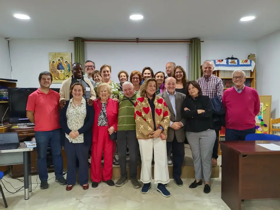 Socios y junta de AUDE en la Asamblea General 2026