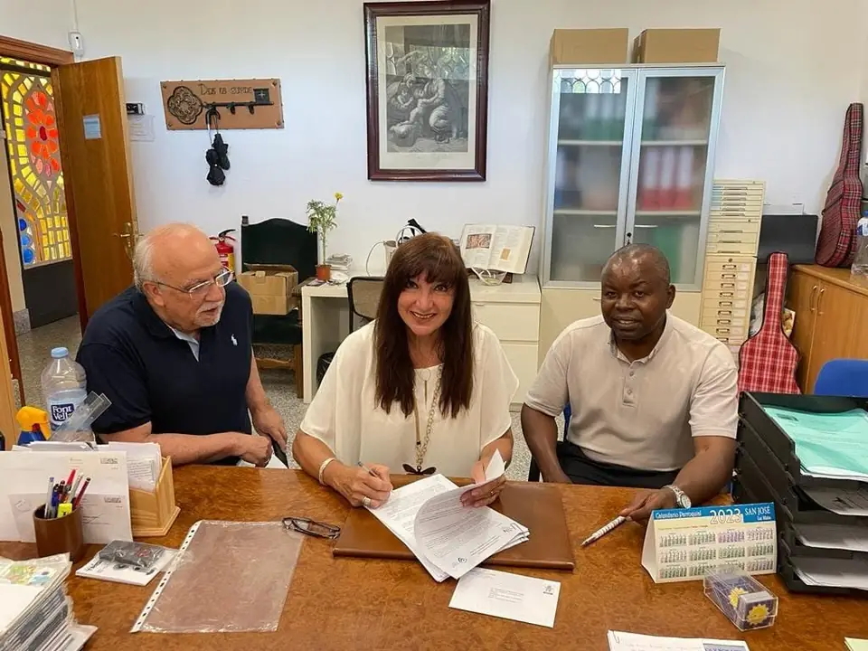Firma del convenio entre AUDE y la Fundación Cinco Palabras
