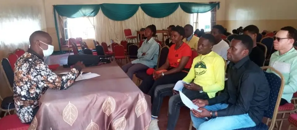 Estudiantes y graduados de AUDE reunidos en una sala en Kigali