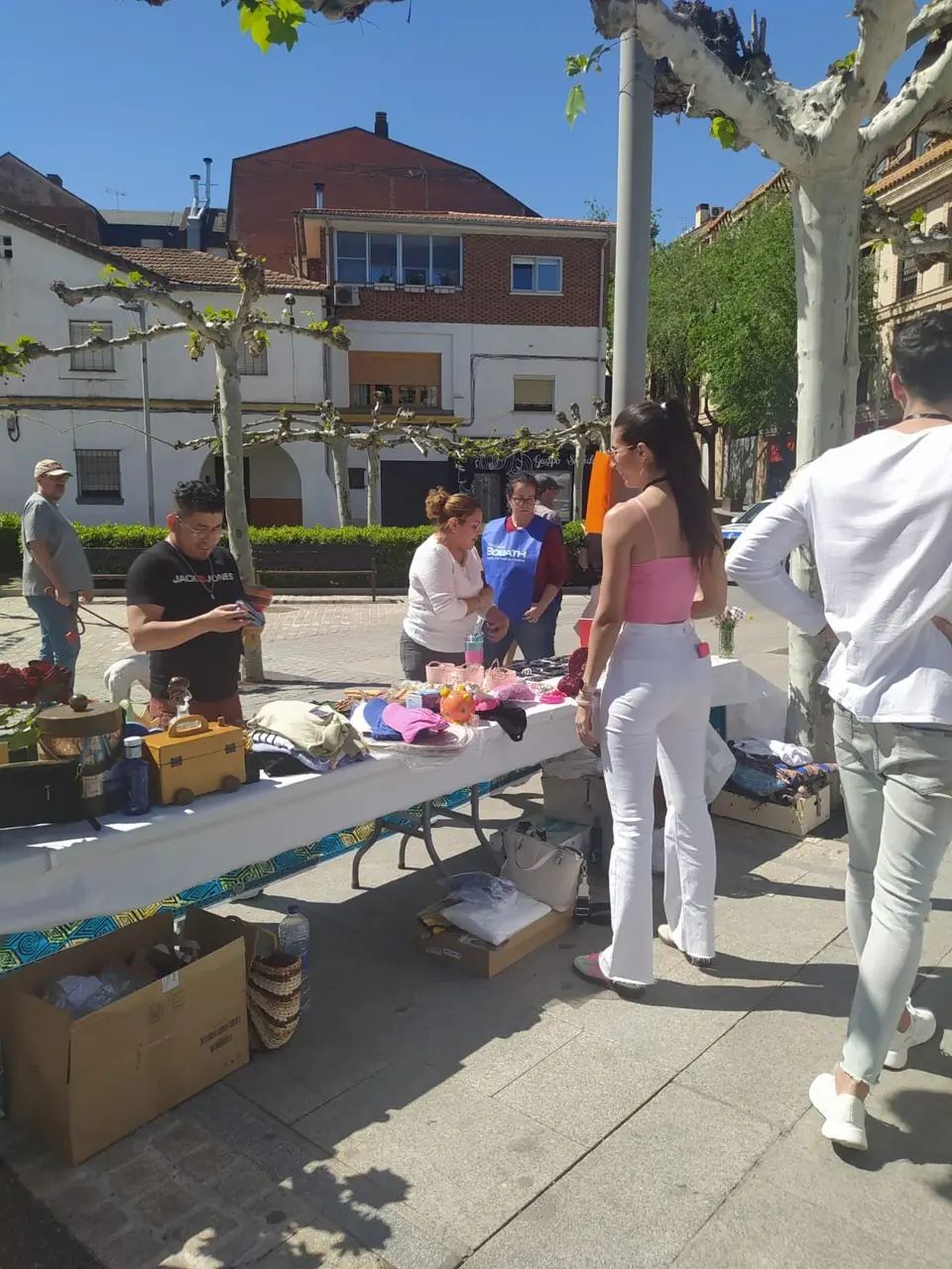 Visitantes en el puesto de AUDE en el mercadillo de primavera
