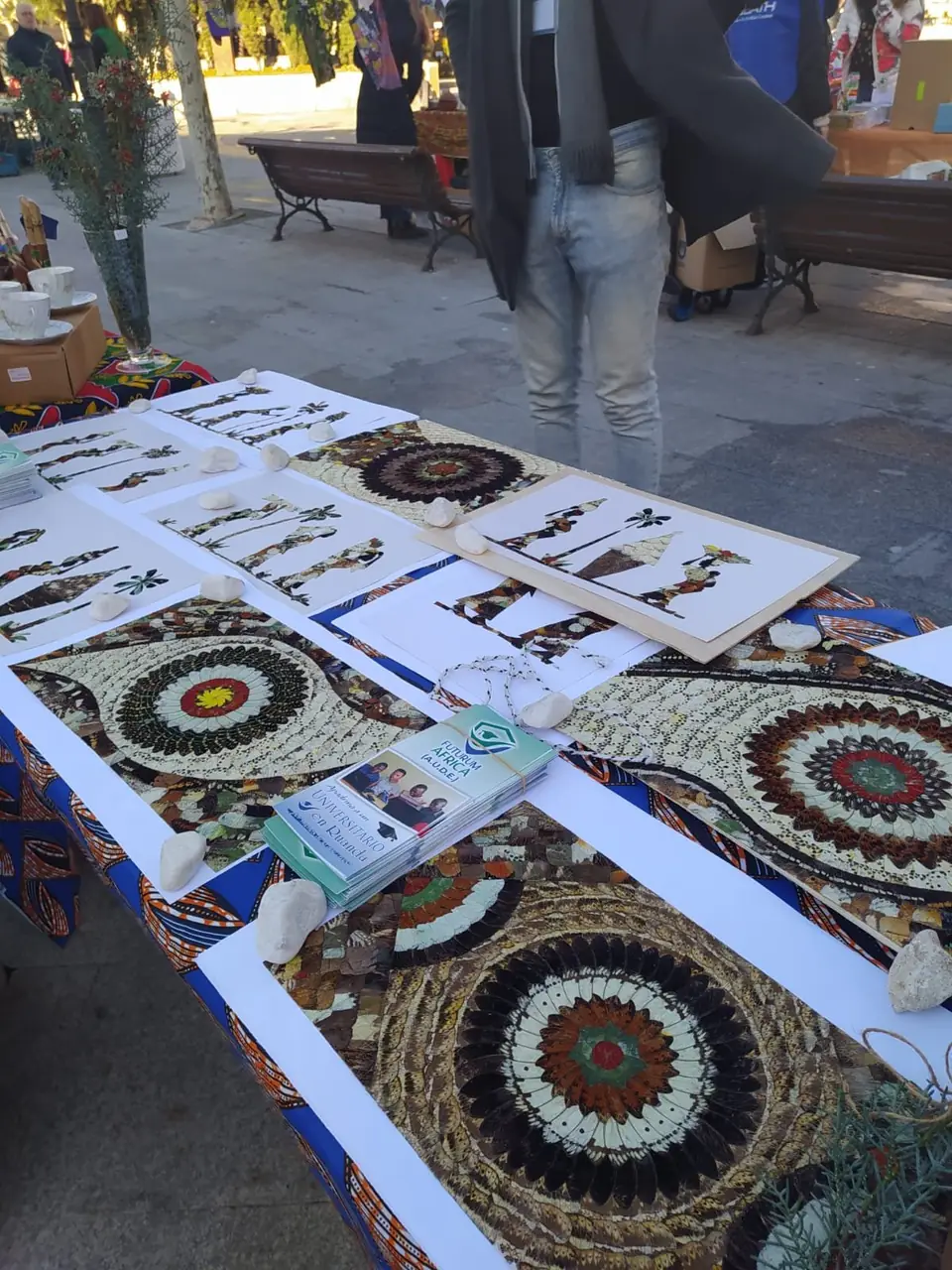 Láminas con mandalas y siluetas hechas con alas de mariposa