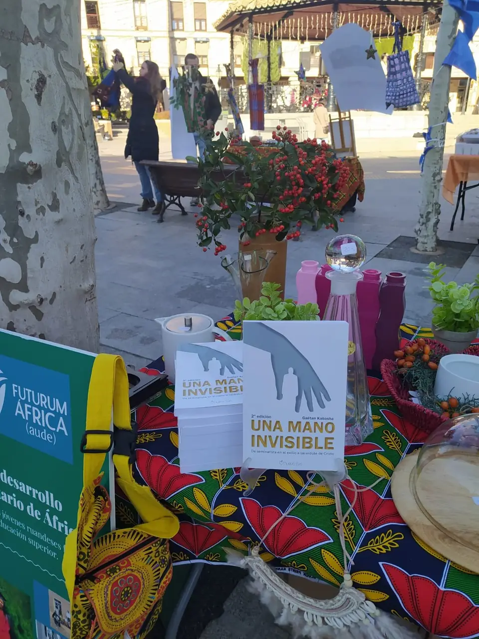 Ejemplares de «Una mano invisible», de Gaétan Kabasha, en el puesto