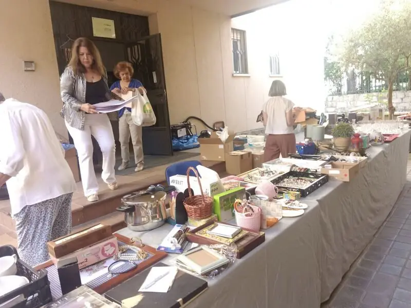 Puestos del mercadillo solidario de AUDE