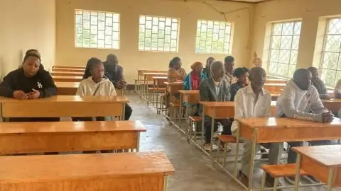 Reunión de los nuevos alumnos y sus familias en un aula