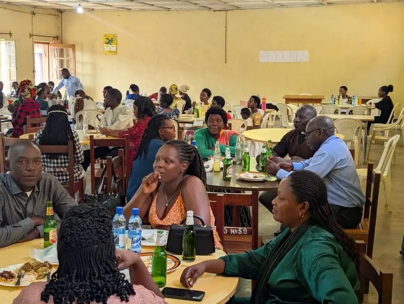 Alumnos y familias reunidos en una sala en Ruanda
