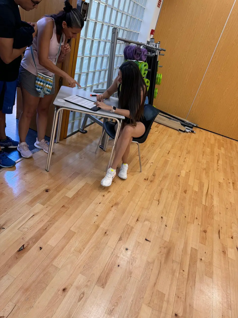 Mesa de inscripción de la clase de zumba solidaria